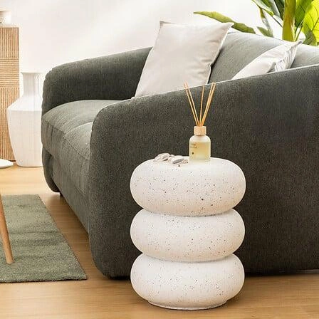 Atmosphera Stonento bílý kulatý odkládací stolek do obýváku ve stylu japandi 35x35 cm