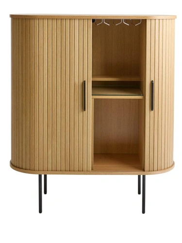 Vysoká komoda Nola přírodní dub, rýhovaná, na nožičkách do obýváku