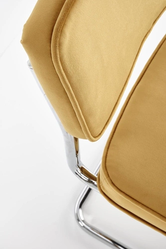 Čalouněná židle Nelson Intesi sametová hořčicová na lyžinách do jídelny moderní