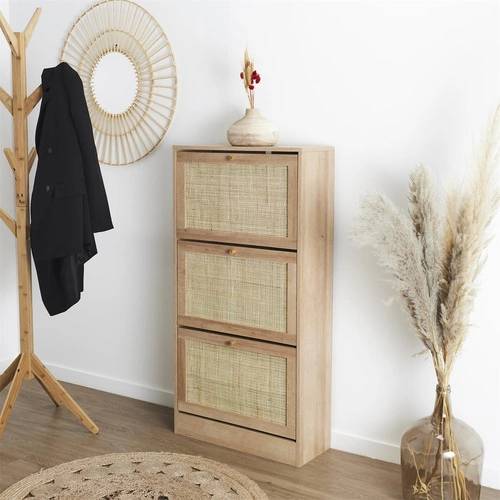Vysoká přírodní botníková skříň Bali se třemi policemi a ratanovými boho dvířky
