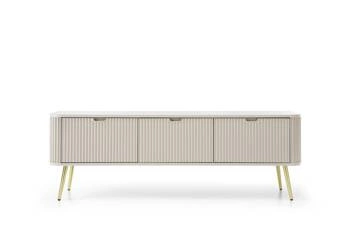 TV stolek Seda béžový s drážkovaným povrchem a policemi na vysokých zlatých nohách do moderního obýváku