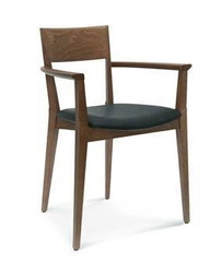 Dřevěná jídelní židle Fameg Fame B-0620 čalouněná s područkami na míru