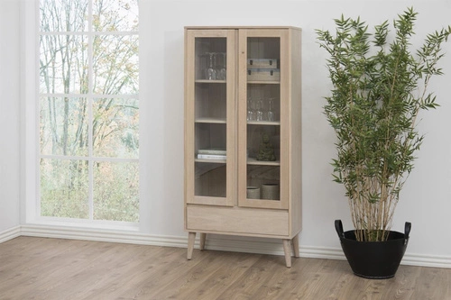 Skleněná vitrína na knihy do obýváku Nagano bělený dub skandinávský se zásuvkou Actona 80 cm