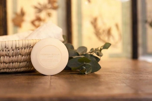 Přírodní béžové mýdlo Cereria Molla Amber & Sandalwood do koupelny 8 cm
