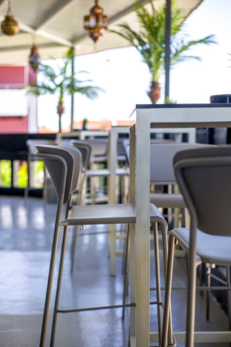 Barová židle s opěrkou Lisa 75 cm šedá moderní kovová stohovatelná do kuchyně a k ostrůvku SCAB Design