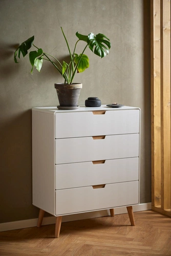 Bílá komoda se zásuvkami Lowell 80 cm skandinávská na dubových nohách do obýváku Actona