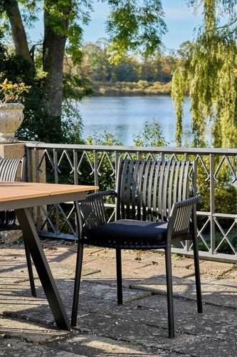 Zahradní židle Tulsa Intesi černá z polypropylenu s područkami snadno čistitelná