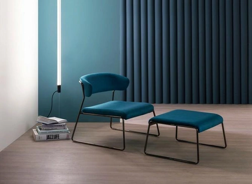 Moderní sametové křeslo Lisa Lounge červené na lyžinách do obýváku SCAB Design