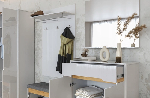 Moderní bílá šatní skříň Steff s policemi, hloubka 40 cm do ložnice nebo předsíně