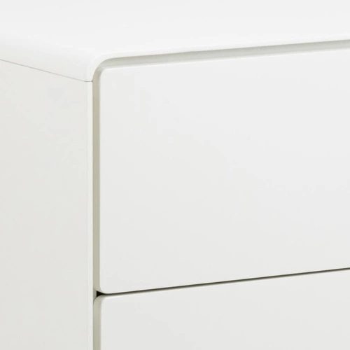 Bílá komoda se zásuvkami Lowell Actona 80 cm skandinávská na dubových nožkách do obýváku