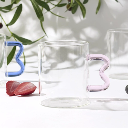 Skleněný hrnek Zig Zag Intesi 350 ml růžové ucho na kávu a čaj