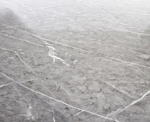 Jídelní kulatý stůl Misto 140 cm šedý mramor moderní na černých nohách Intesi