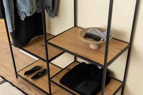 Moderní stojanový věšák na oblečení s policemi Seaford dub černý do předsíně Actona