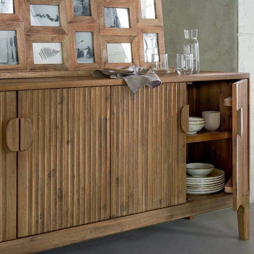 Dřevěná komoda Sabor 160 cm s frézovanými čely na nožkách do obývacího pokoje Atmosphera