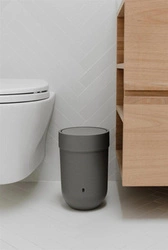 Koš na odpadky Umbra Touch šedý moderní do koupelny s víkem 6 l