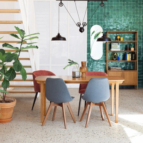 Čalouněná jídelní židle Baya v modré barvě s dřevěnými nohami moderní