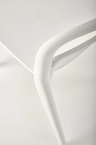 Bílá moderní židle Maud Intesi z plastu do jídelny a na zahradu, snadno stohovatelná