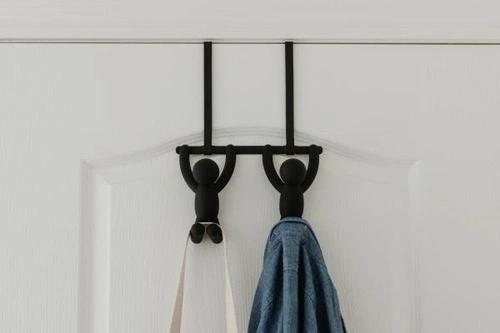 Černý věšák na dveře Buddy Umbra – moderní věšák do předsíně s matným povrchem