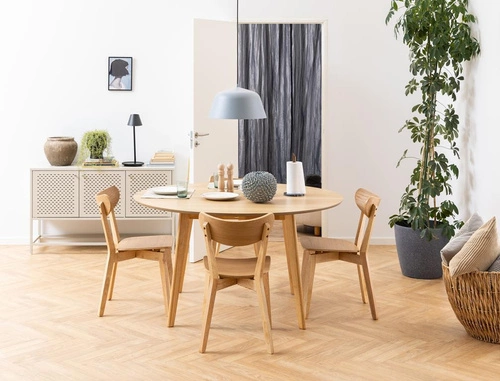 Dřevěná jídelní židle Roxby Actona skandinávský styl přírodní retro