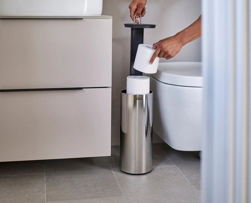Joseph Joseph Easystore Luxe moderní stojan na toaletní papír stříbrný ocelový do koupelny