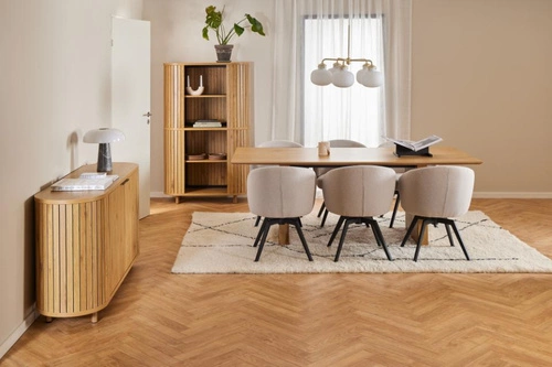 Otočená čalouněná židle Darlene Actona béžová moderní do jídelny a obýváku