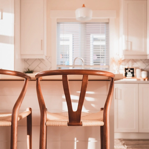 Dřevěná jídelní židle Wicker Color ve stylu Wishbone s područkami pro jídelnu a boho obývák