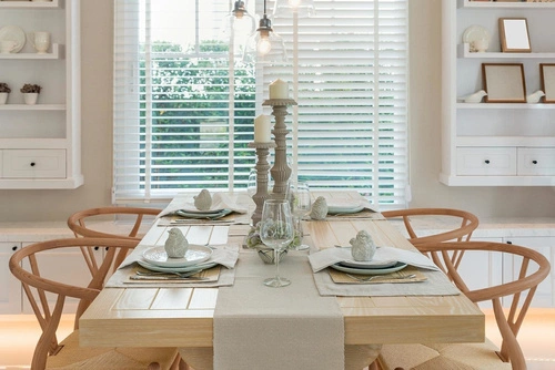 Dřevěná jídelní židle Wicker Color s područkami ve stylu boho inspirovaná Wishbone